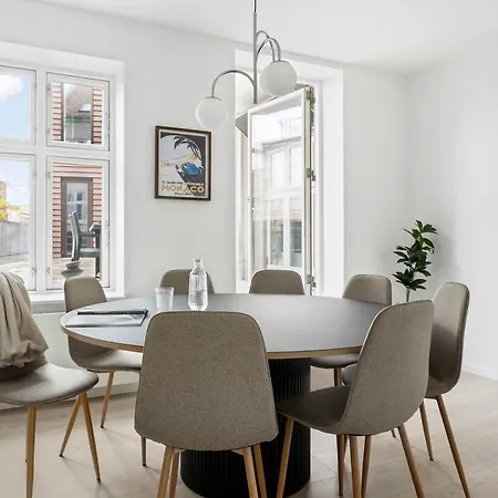 Premium High-street W Large Private Terrace * Århus